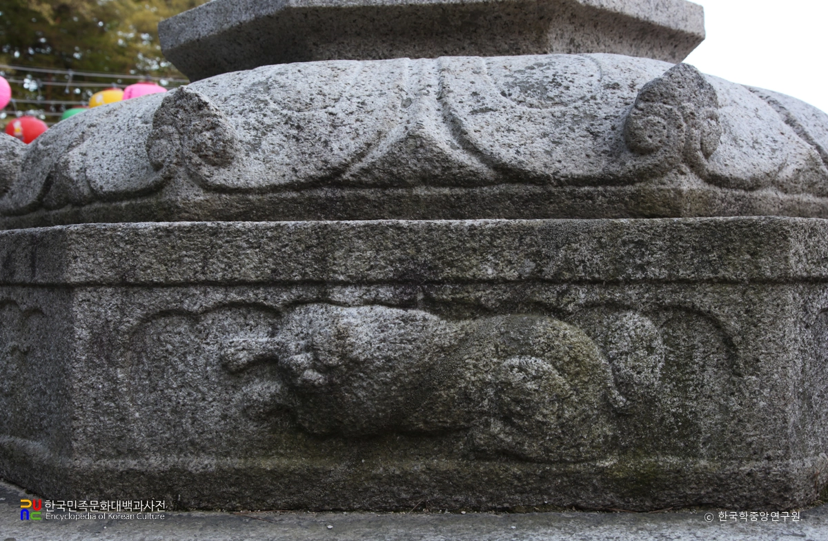 합천 청량사 석등 받침돌의 안상과 사자상