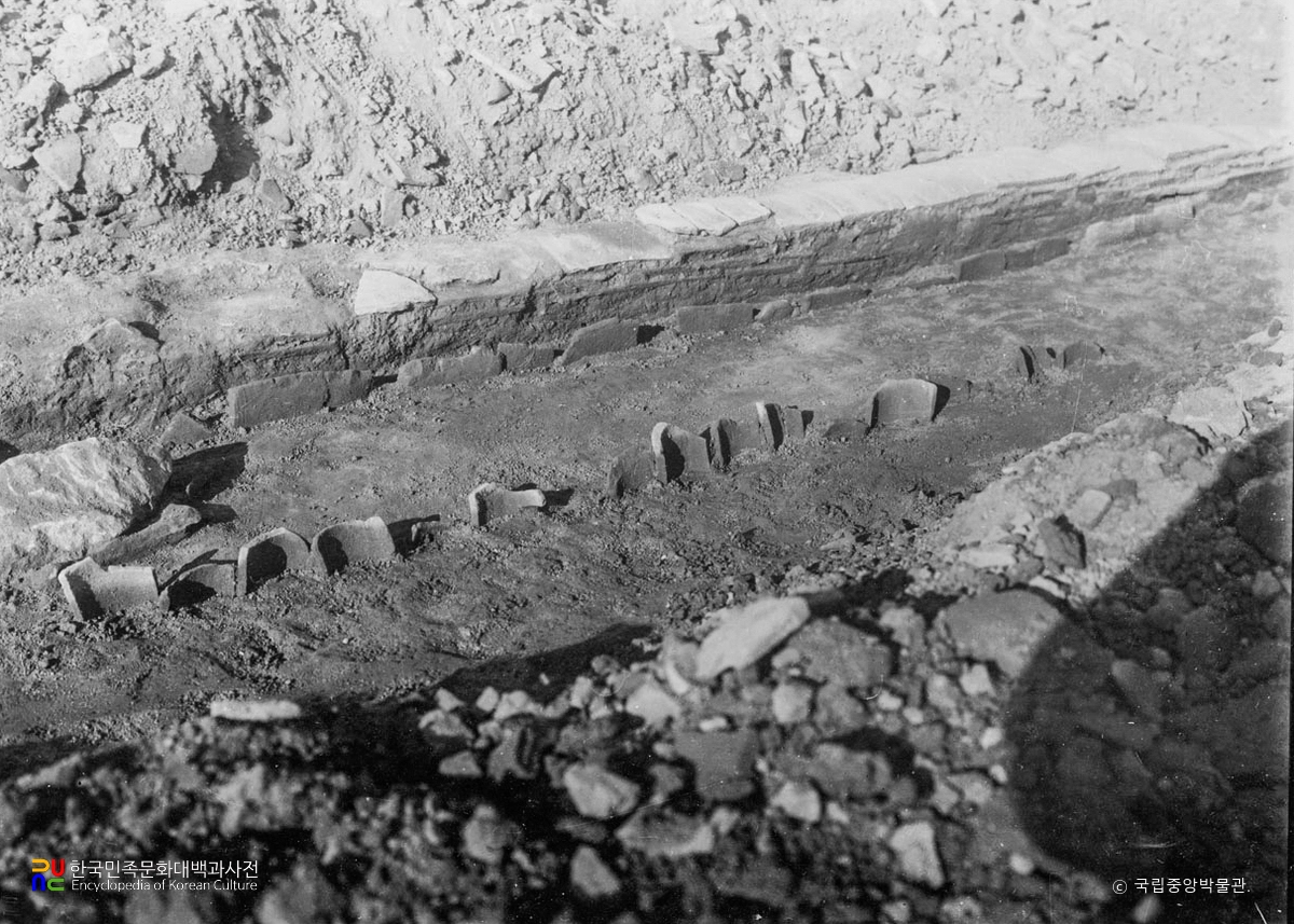 부여 군수리사지 북쪽 기단 남면 기와