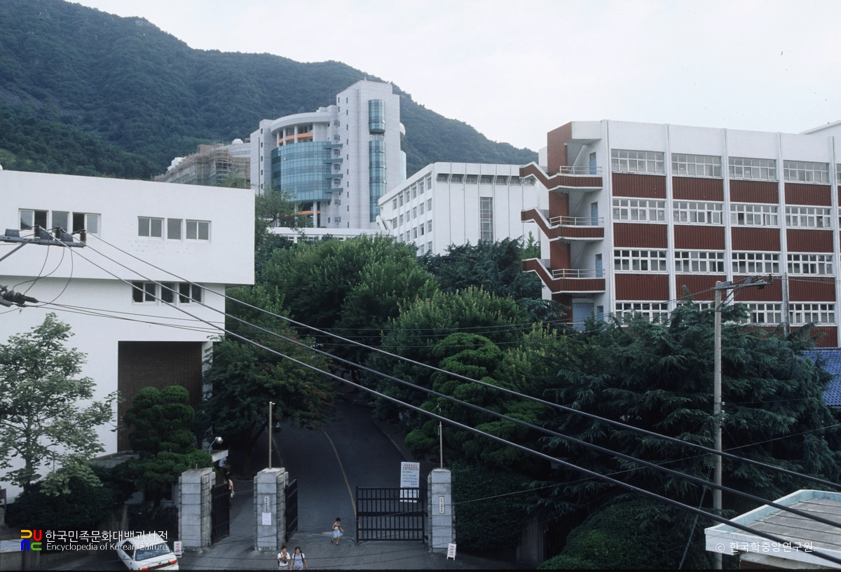부산 경남정보대학교 정문과 IT빌딩