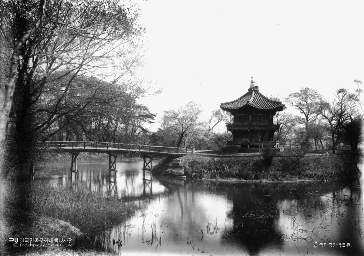 서울 경복궁 향원정 좌측 전경