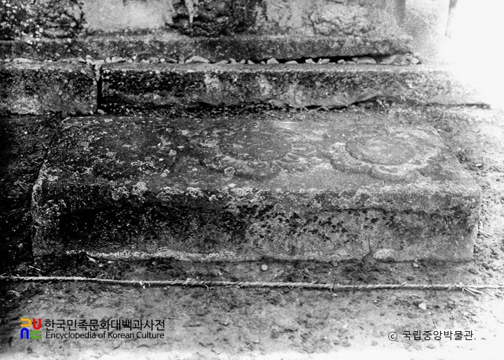 구례 화엄사 서오층석탑 정면 배례석