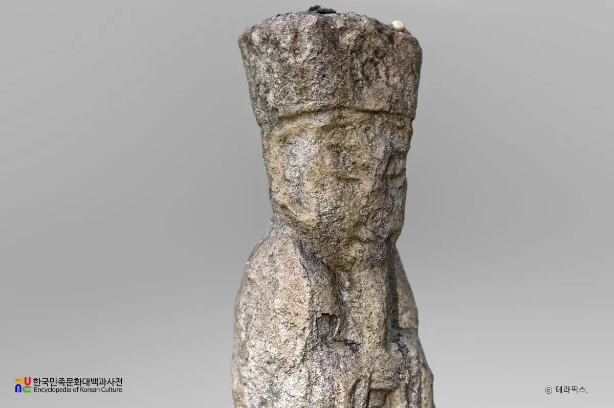 여수 석인의 상부 좌측면