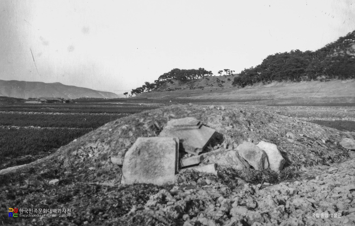 경주 천관사지 중 석등 붕괴 모습