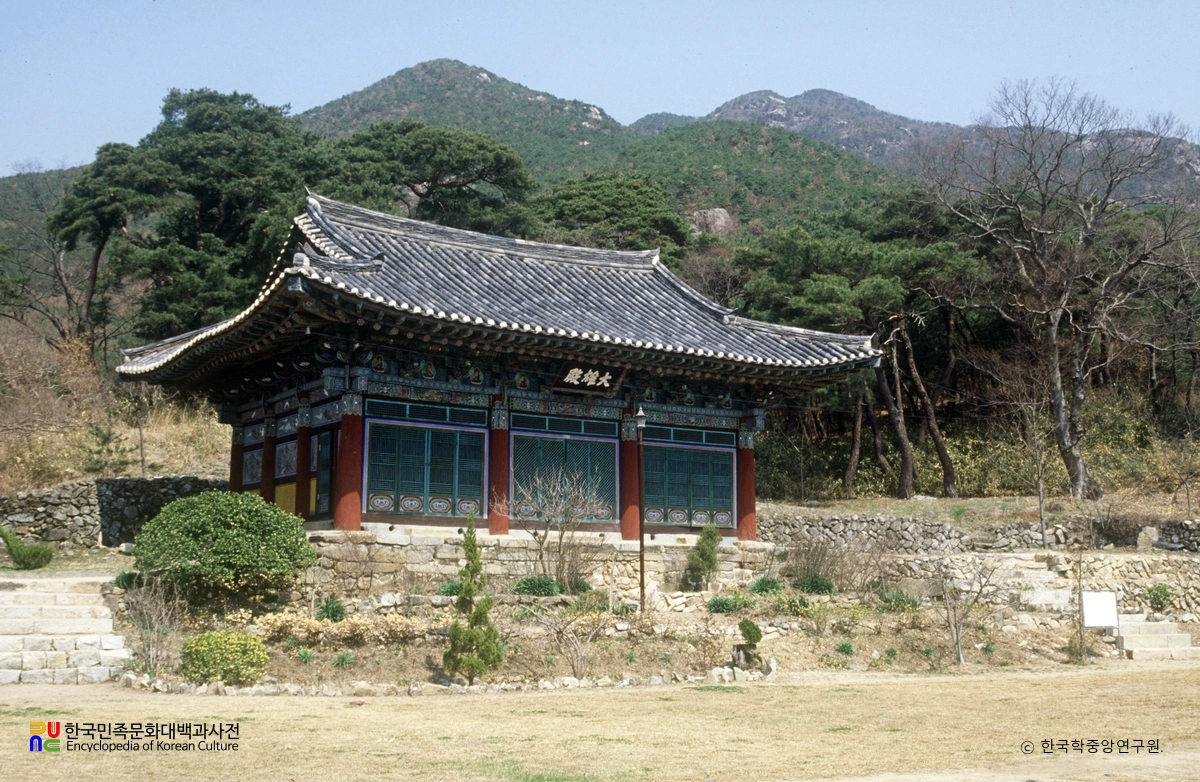 공주 신원사 대웅전 정측면