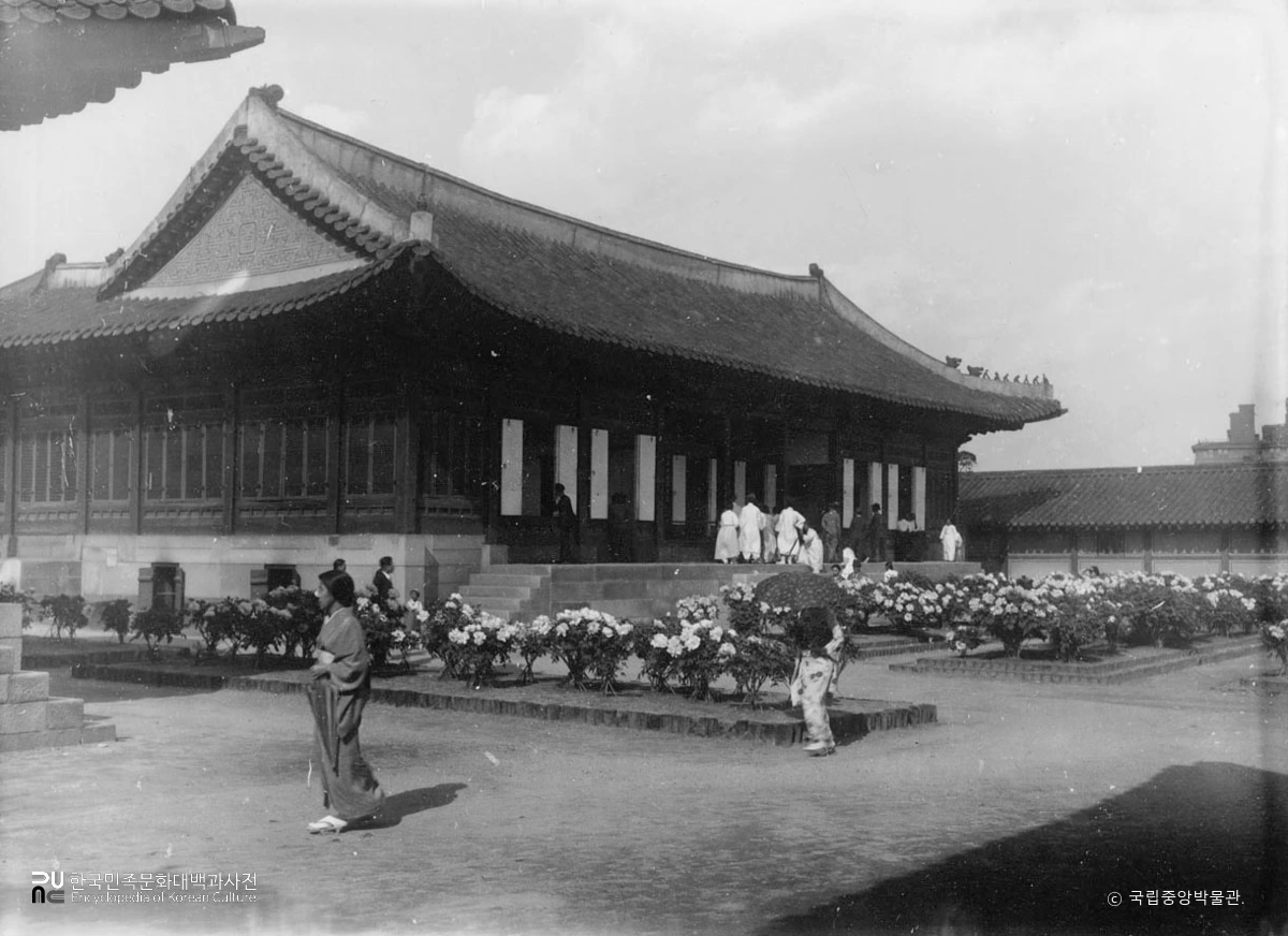 서울 덕수궁 중 함녕전에 열린 국화 전시회 모습