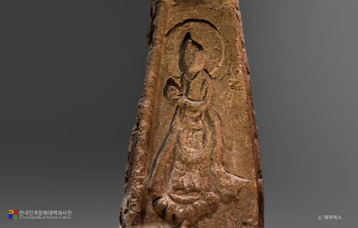 미륵보살반가사유비상 우측면 확대 모습