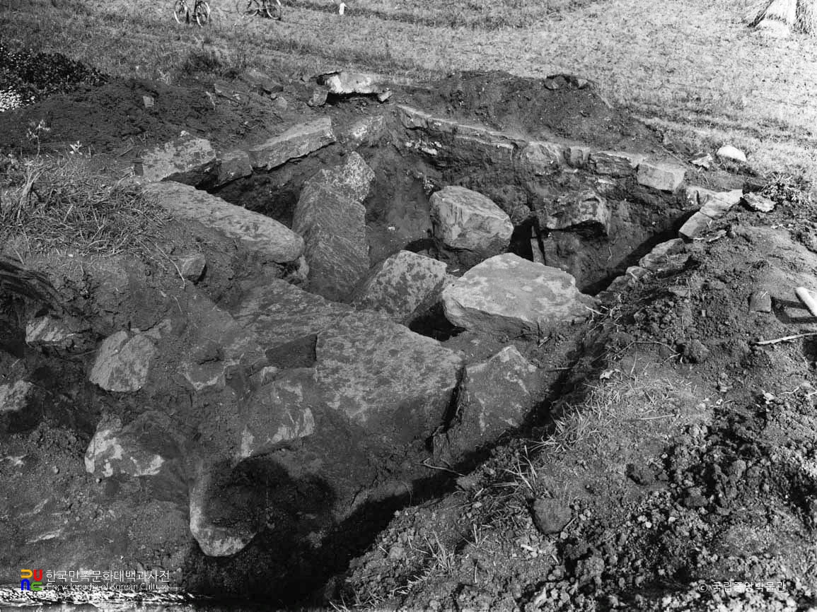 평안남도 대동군 고산리 7호분 현실 안 모줄임천장석