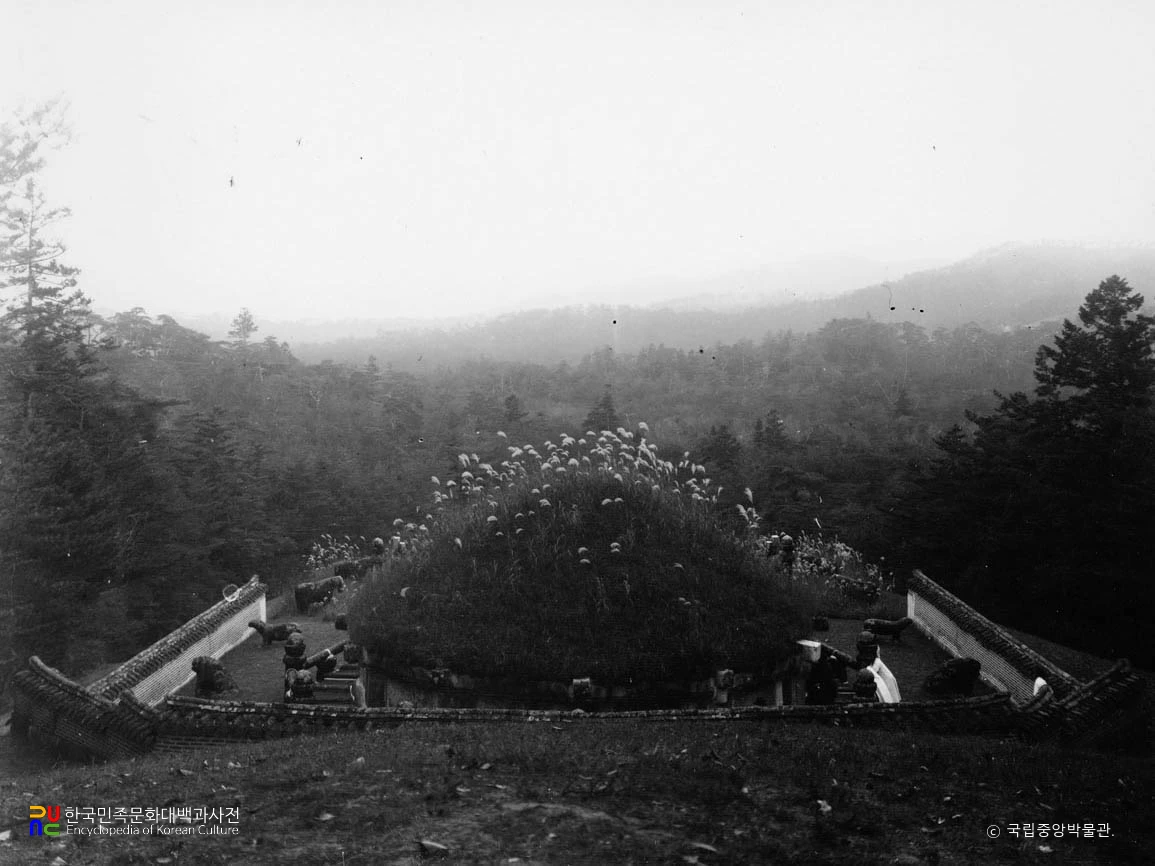 구리 동구릉 중 조선 태조 건원릉 후면