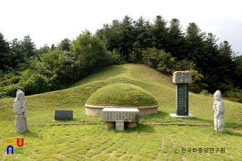 가평 이방실장군 묘 정면