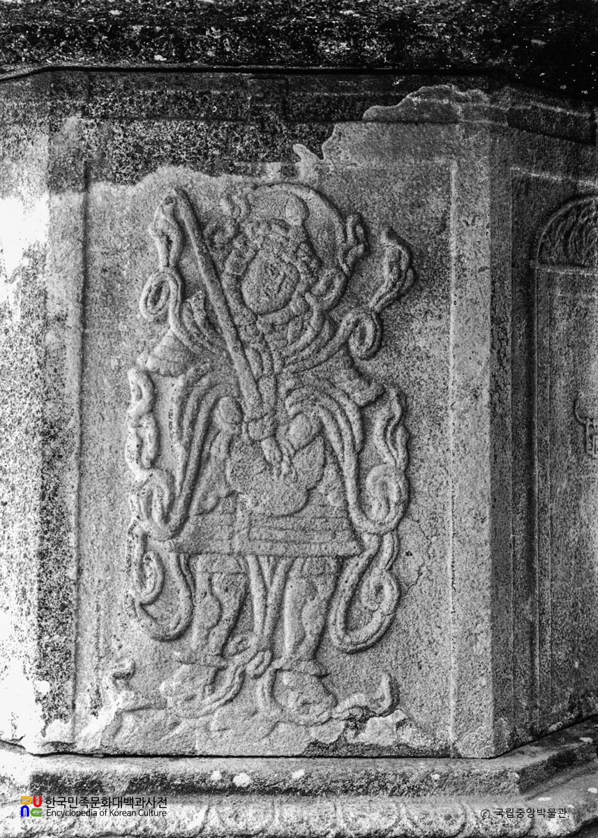 구례 연곡사 동 승탑 중 탑신석의 사천왕상