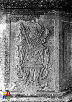 구례 연곡사 동 승탑 중 탑신석의 사천왕상