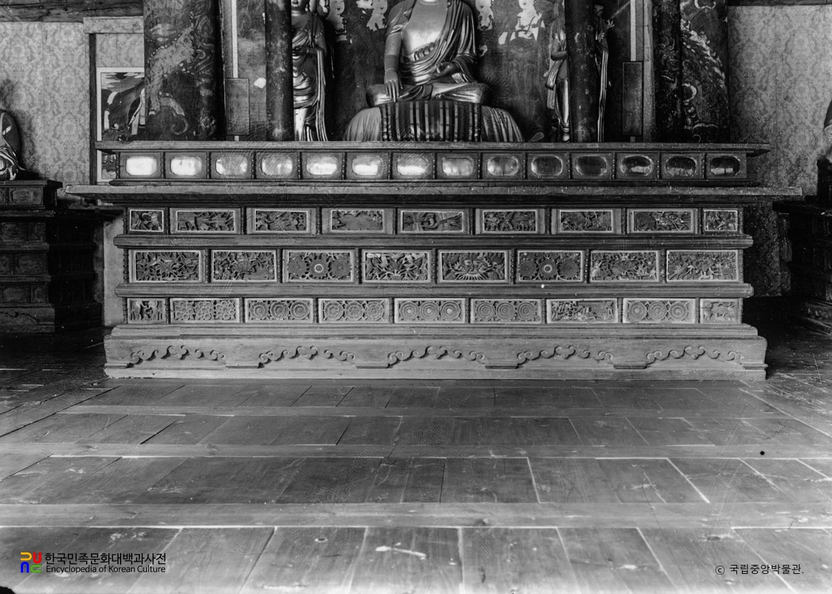 회양 장안사 사성지전 내부 수미단
