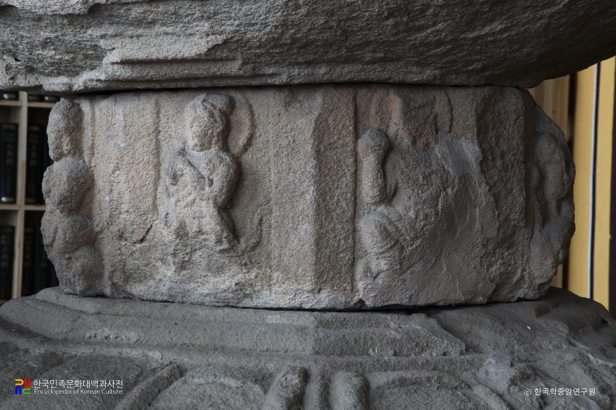 산청 사월리 석조여래좌상의 대좌