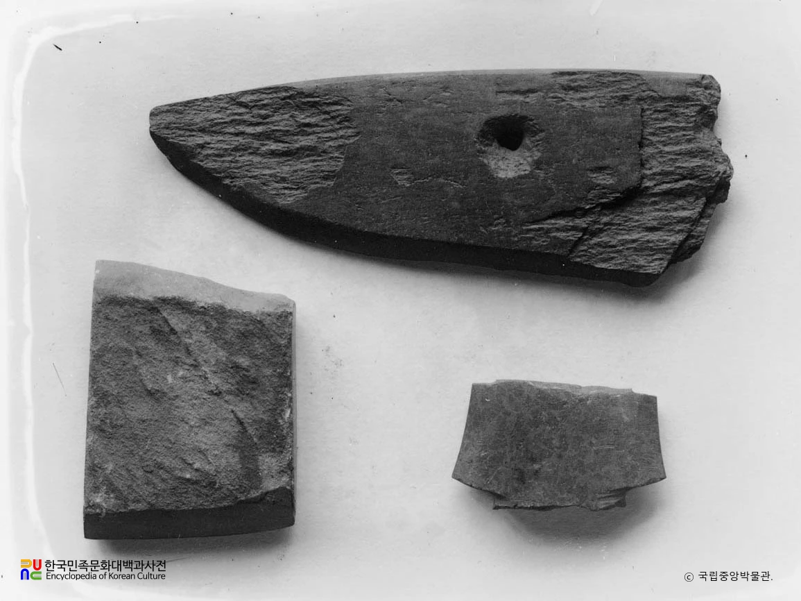 서울 강동 암사동 반달돌칼과 석부