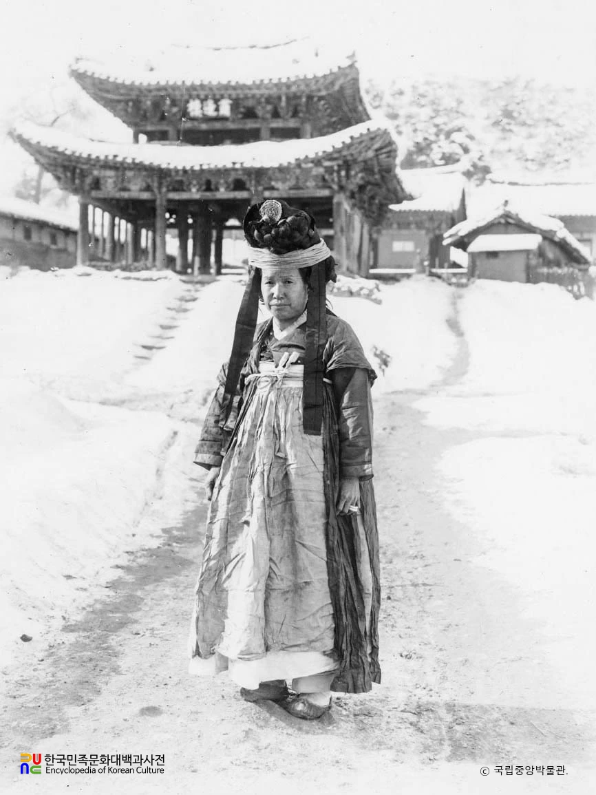 평북 초산 보변루 앞 무녀 정면
