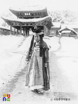 평북 초산 보변루 앞 무녀 정면