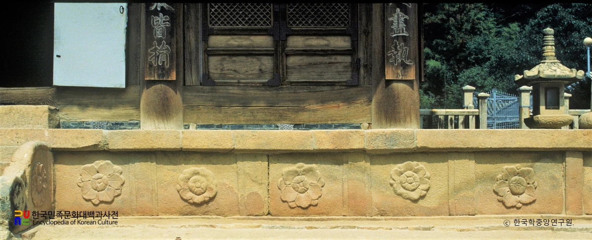 양산 통도사 대웅전 기단 연꽃문양