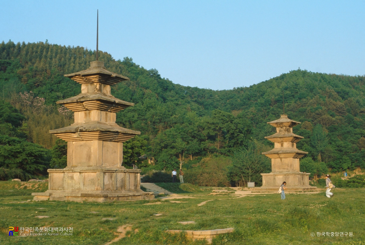 경주 감은사지 동서 삼층석탑 정측면