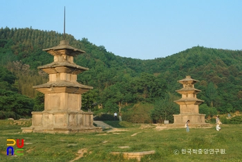 경주 감은사지 동서 삼층석탑 정측면