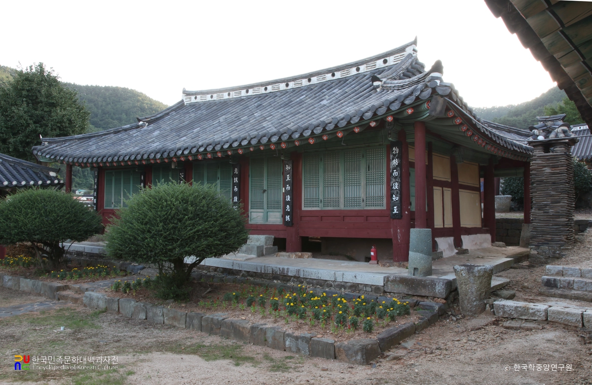 통영 통영향교 중 명륜당 우측면