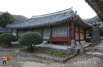통영 통영향교 중 명륜당 우측면