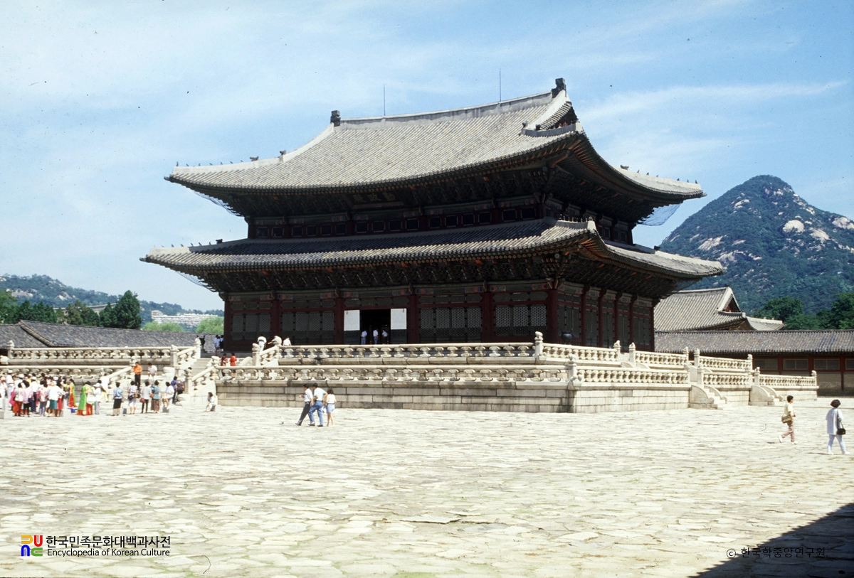 서울 경복궁 근정전 정측면