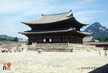 서울 경복궁 근정전 정측면