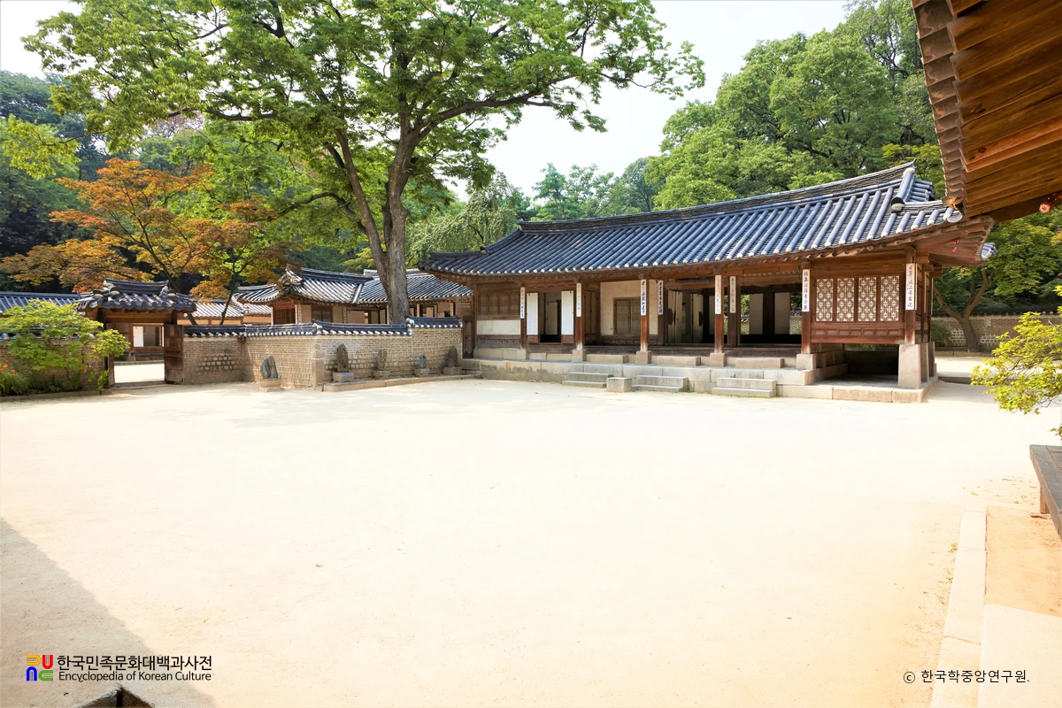 창덕궁 연경당 사랑채 앞뜰