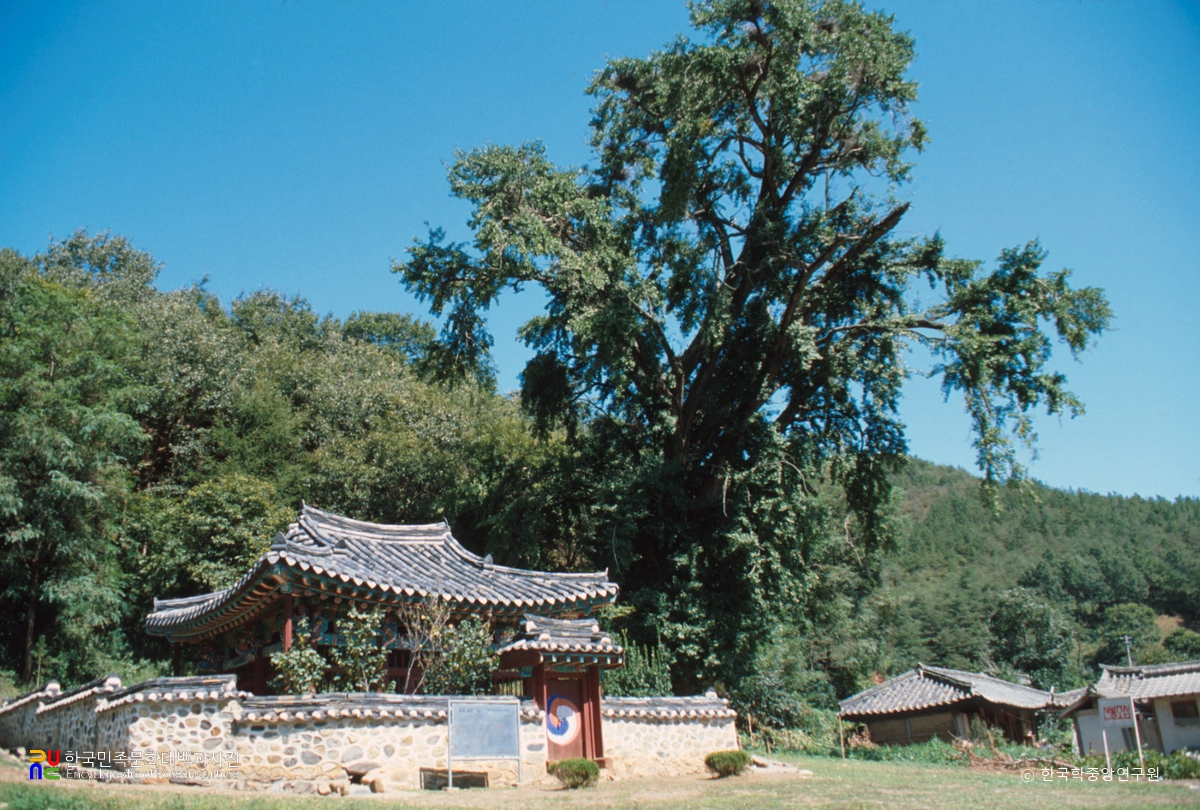 괴산 송시열 유적 중 비각 전경