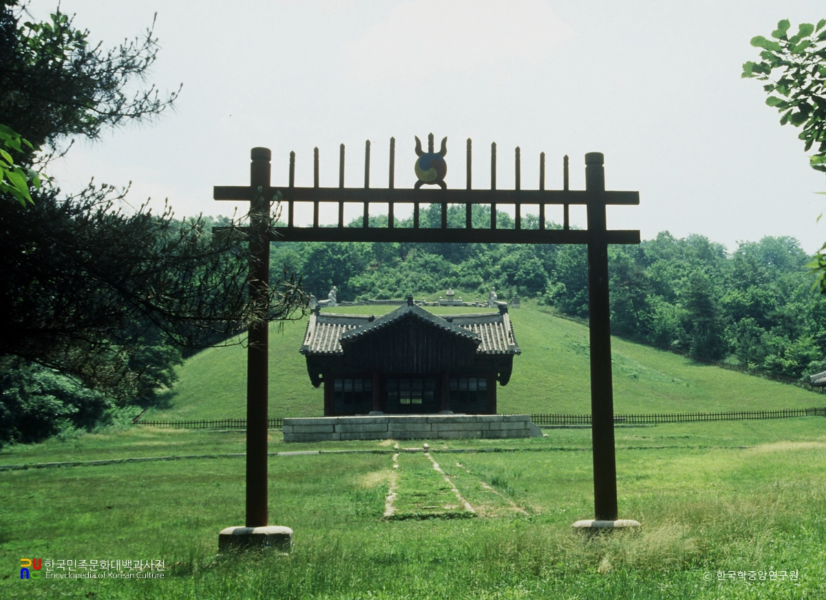 고양 서오릉 중 홍릉의 홍살문과 정자각