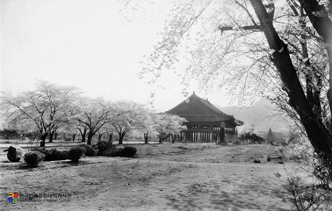 서울 경복궁 내전 구역과 경회루 전경