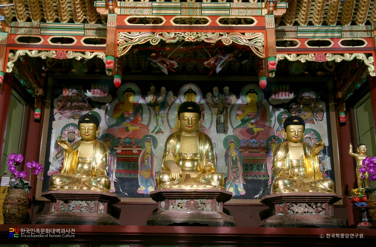 영광 연흥사 목조삼세여래좌상