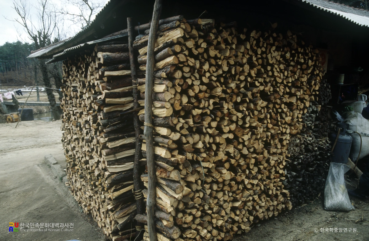 장작을 가옥에 쌓아놓은 모습