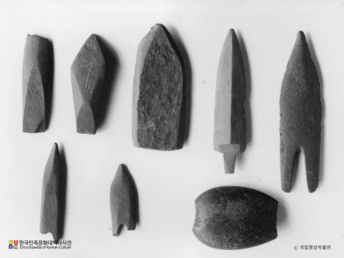 서울 강동 암사동 출토 석촉과 어망추