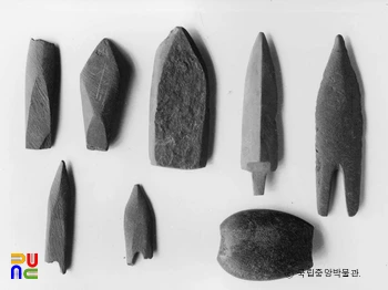 서울 강동 암사동 출토 석촉과 어망추