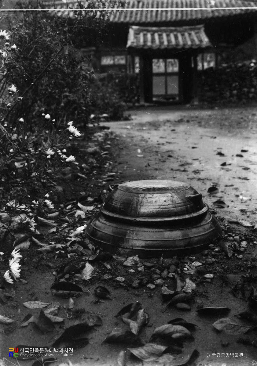 충남 공주 마곡사 경내 장독