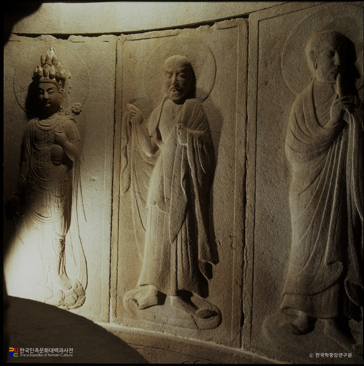 경주 석굴암 석굴 중 십대제자 라훌라, 아나율과 관음보살