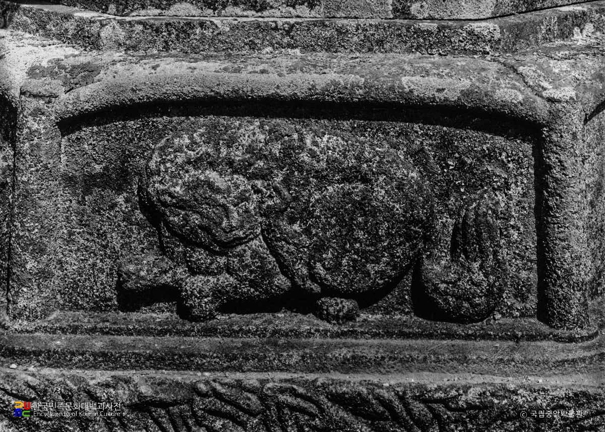 구례 연곡사 동 승탑 중 기단부의 사자상