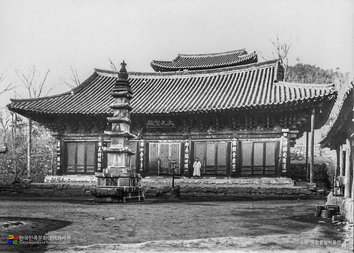 공주 마곡사 대광보전 정측면