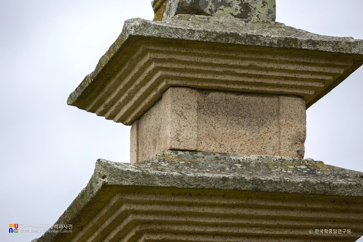 경주 남산동 동서삼층석탑 중 서삼층석탑 1층 옥개석과 탑신석