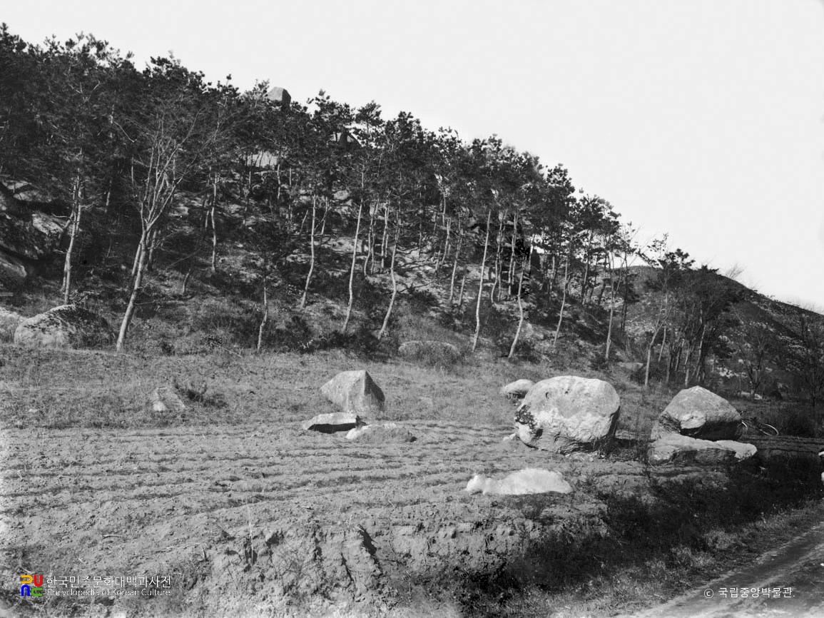 신계 군량리 지석묘와 석재 채굴지 전경