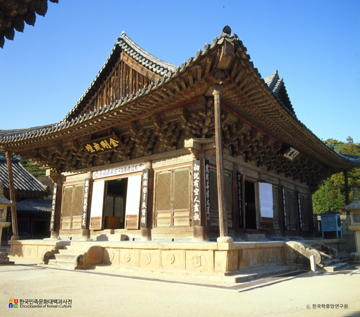 양산 통도사 대웅전 남동측면