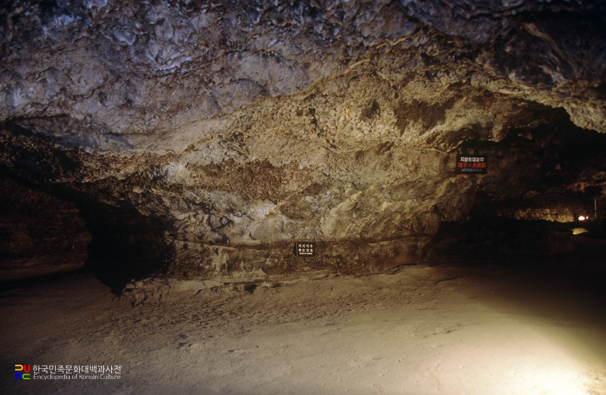 제주 한림 용암동굴지대 협재굴 내부 및 돌기둥