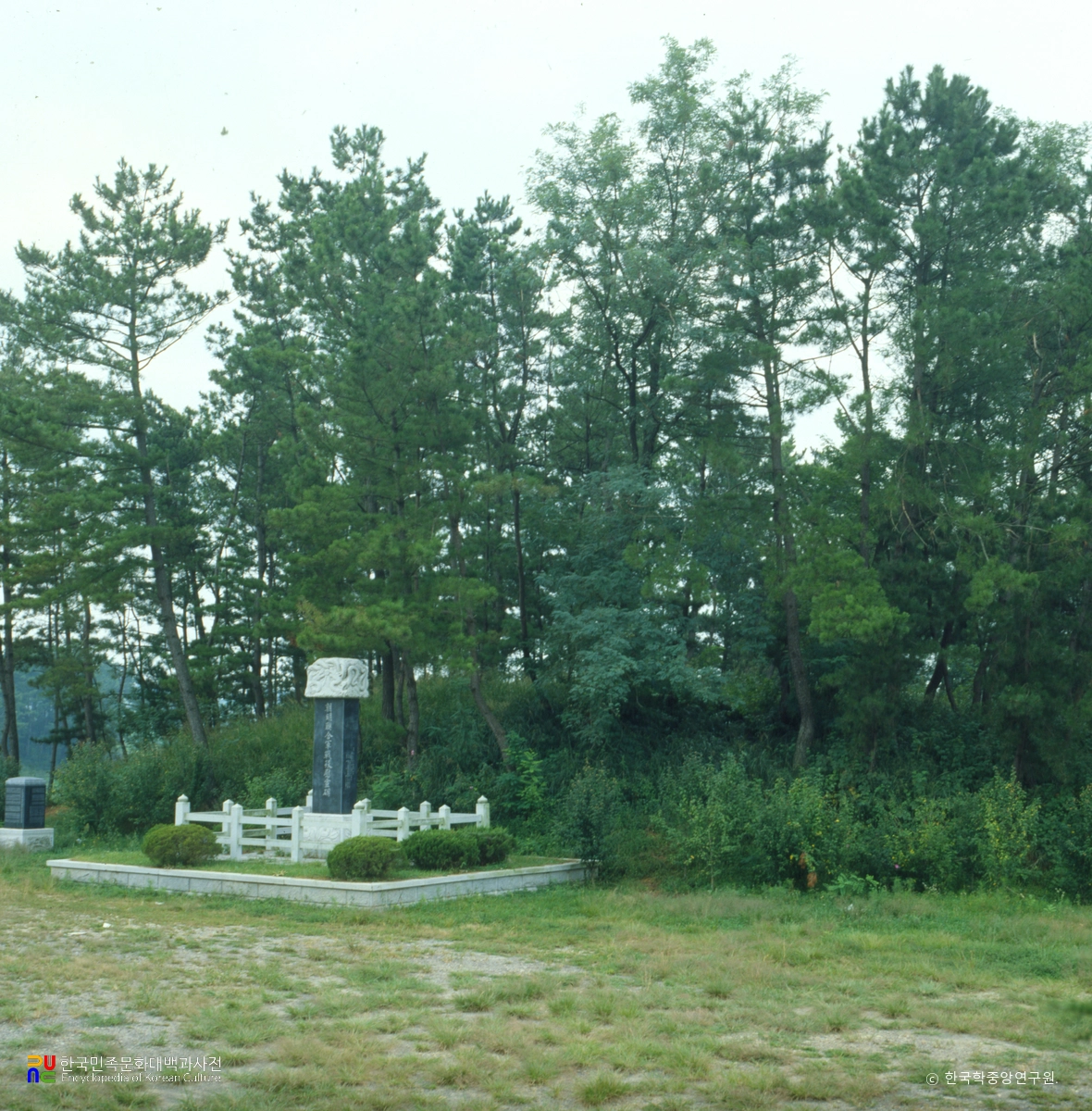 사천 조명군총 전경