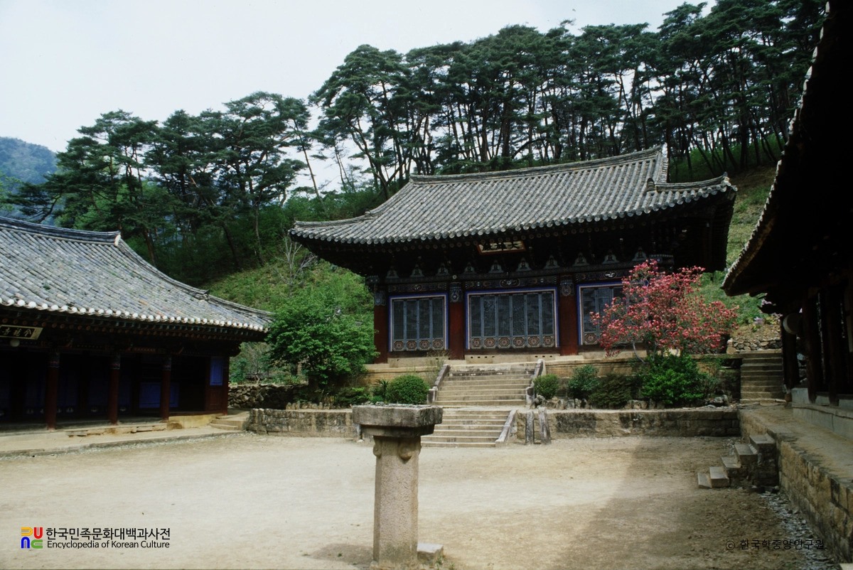 문경 김룡사 중 대웅전 정면