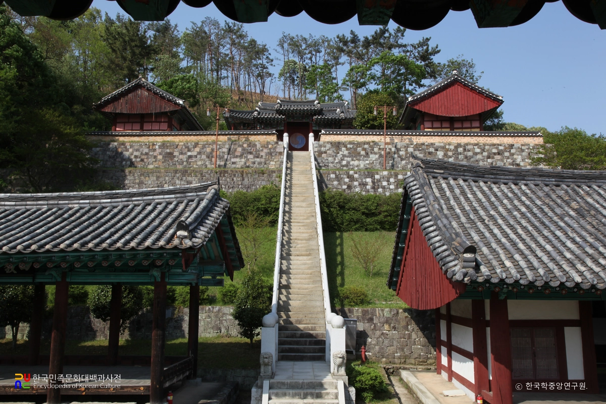 진주 진주향교 경내