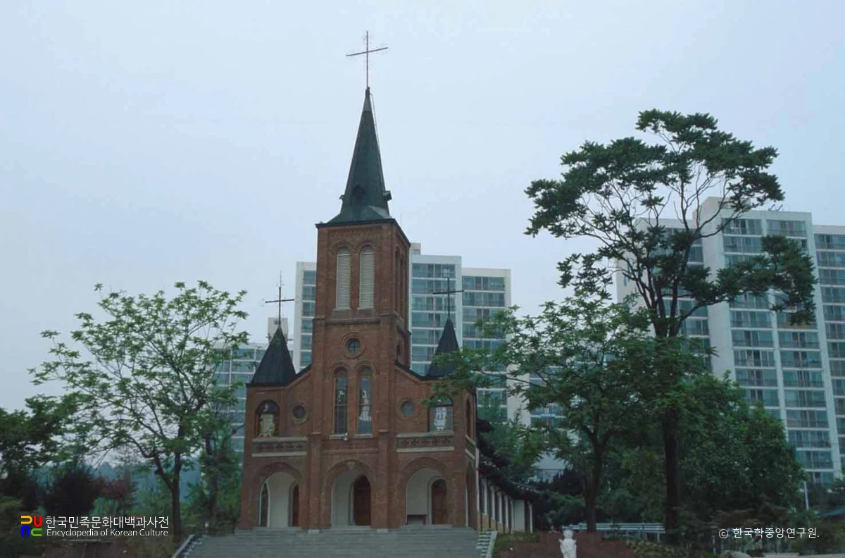 안성 구포동 성당 정측면