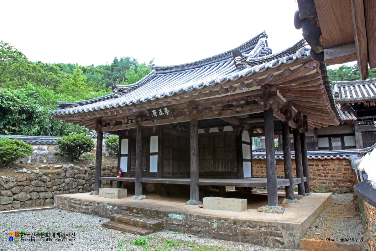 경남 고성 수림서원 중 양정재 좌측면