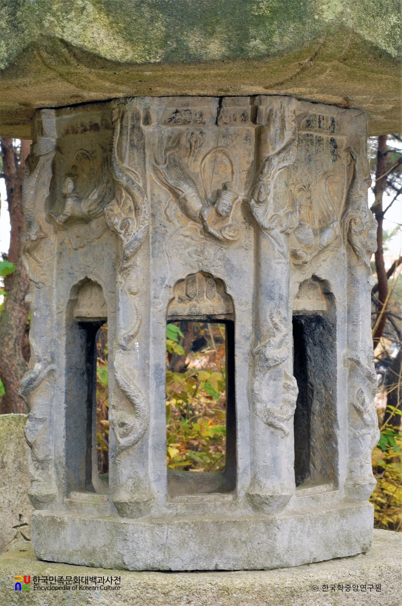 여주 신륵사 보제존자석종 앞 석등 화사석