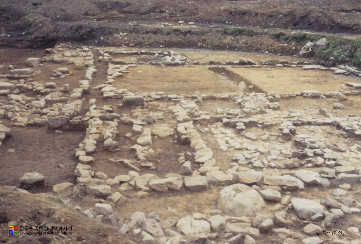 거제 아주동 고분 발굴 일대